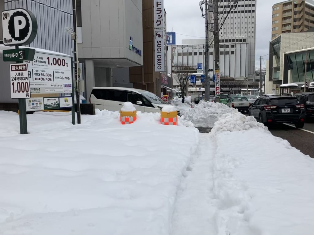 雪の歩道