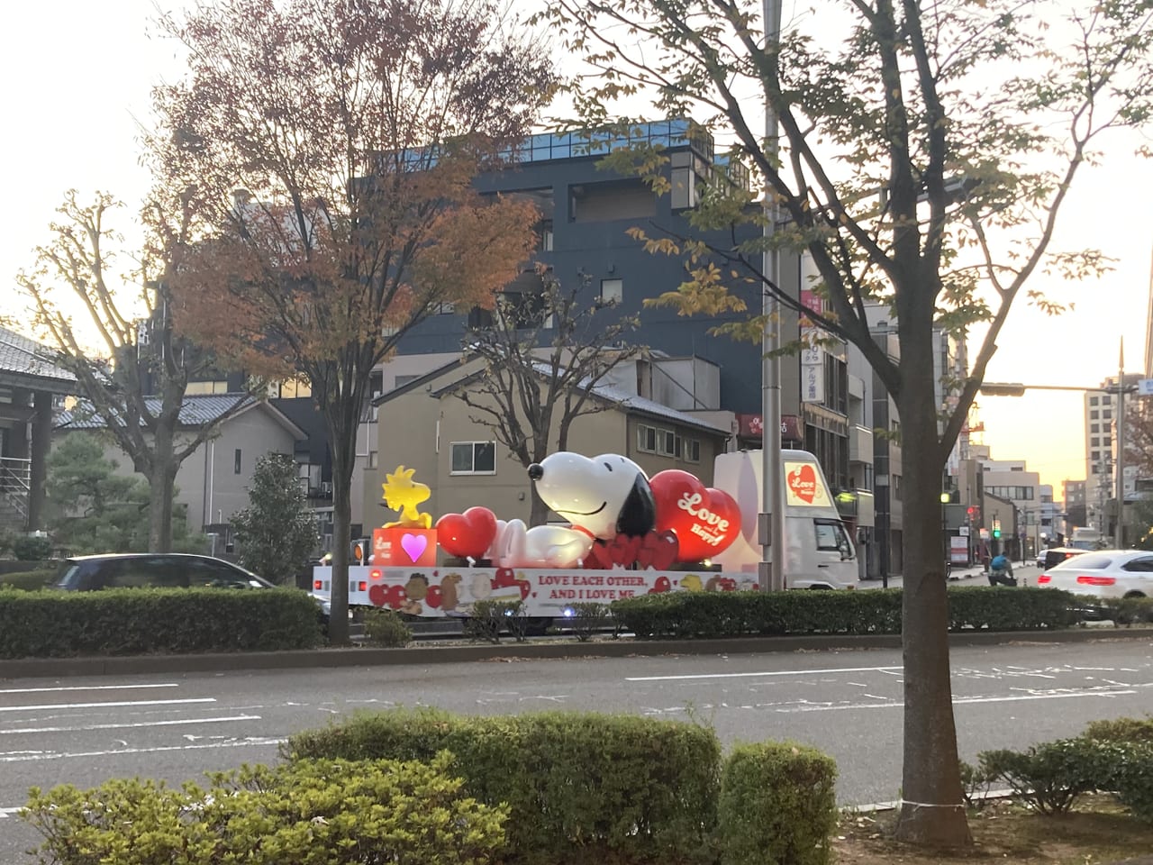 金沢市 大反響 金沢市内で可愛すぎる 巨大スヌーピートラック が現る 号外net 金沢市